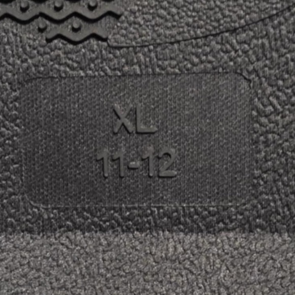 Hanes Size 11/12 Red and Black Plaid Slippers NWOT - Picture 2 of 6